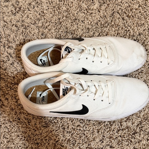 Nike Men's White and Black Sneakers - Picture 2 of 6